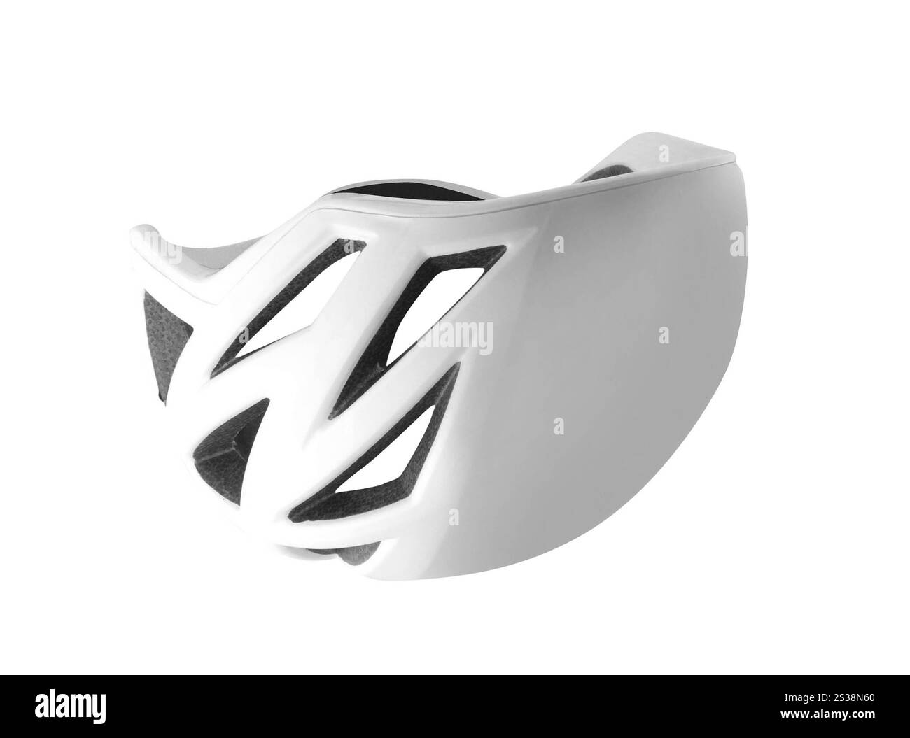 Primo piano del casco per biciclette isolato su sfondo bianco. Primo piano dell'elmetto per biciclette isolato Foto Stock