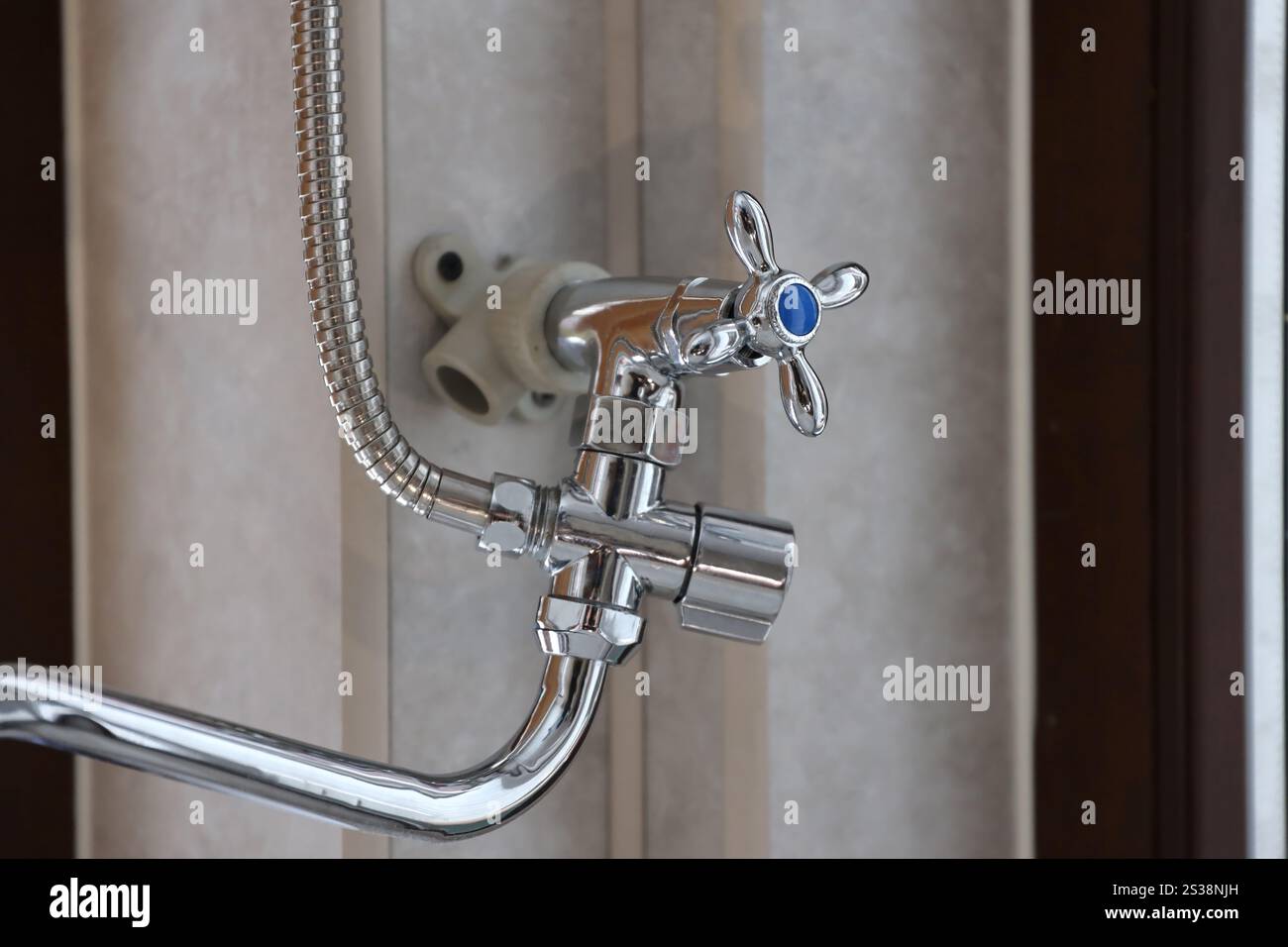 Doccia argentata nel moderno bagno dell'hotel con luce naturale dalla finestra. Doccia argentata nel moderno bagno dell'hotel con luce naturale Foto Stock