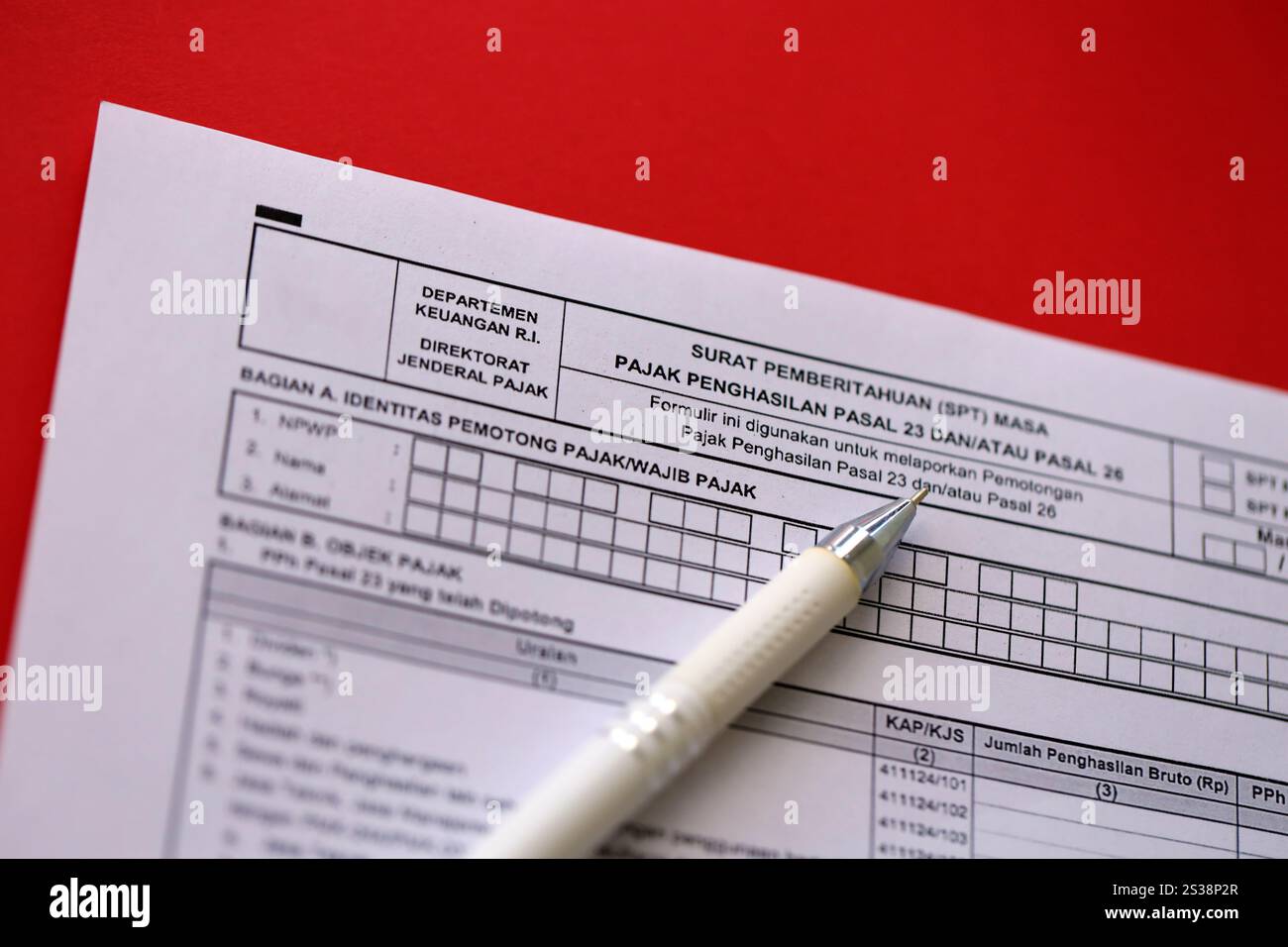 Lettera di notifica del modulo fiscale indonesiano TSS per il periodo di imposta sul reddito, articolo 23 e/o articolo 26, relativa alla contabilità. Notifica del modulo fiscale indonesiano Foto Stock