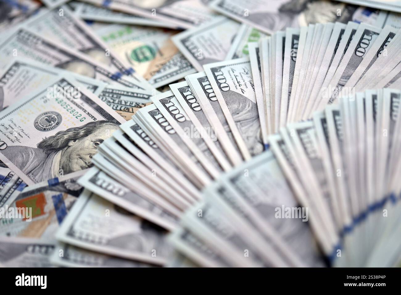 Un grosso ammontare di banconote da cento dollari da chiudere. Un'enorme quantità di banconote statunitensi su una tavola piatta. Un numero molto elevato di cento dollari Foto Stock