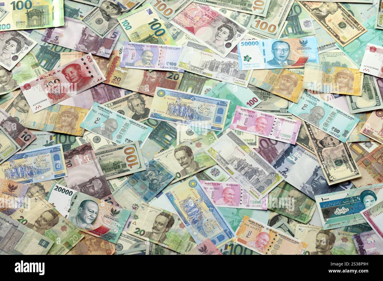 Molte banconote di valuta diversa. Sfondo di grandi quantità di banconote casuali primo piano. Molte banconote di valuta diversa. Sfondo di Foto Stock