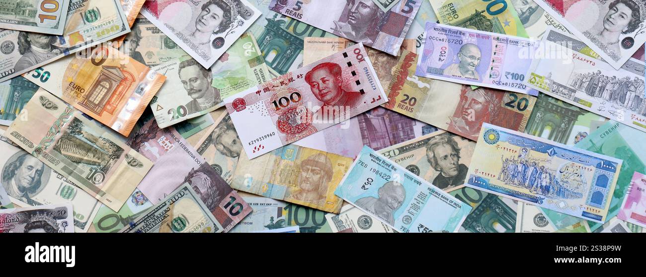 Molte banconote di valuta diversa. Sfondo di grandi quantità di banconote casuali primo piano. Molte banconote di valuta diversa. Sfondo di Foto Stock