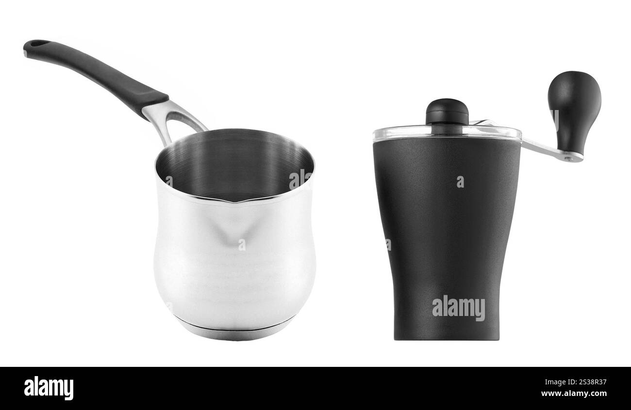 Pentola turca per preparare caffè isolata su sfondo bianco. Pentola turca per preparare il caffè Foto Stock