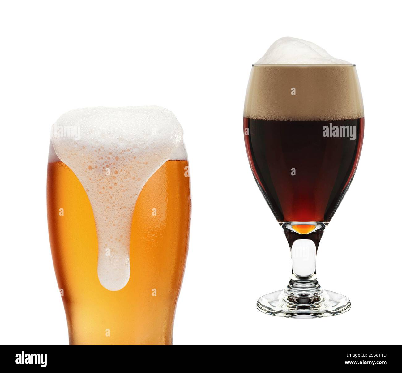 primo piano di frumento e birra nera su sfondo bianco. primo piano di frumento e birra nera su bianco Foto Stock