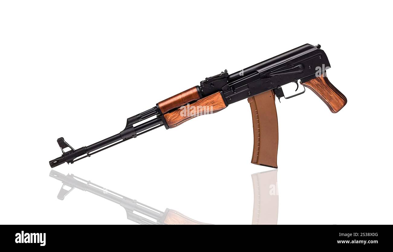 AK 47 isolato su sfondo bianco. AK 47 isolato Foto Stock