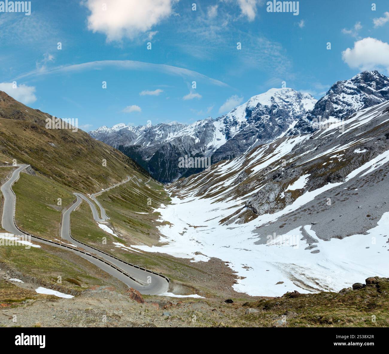 In estate il Passo dello Stelvio con la neve sul versante della montagna e la strada a serpentina (Italia) Foto Stock