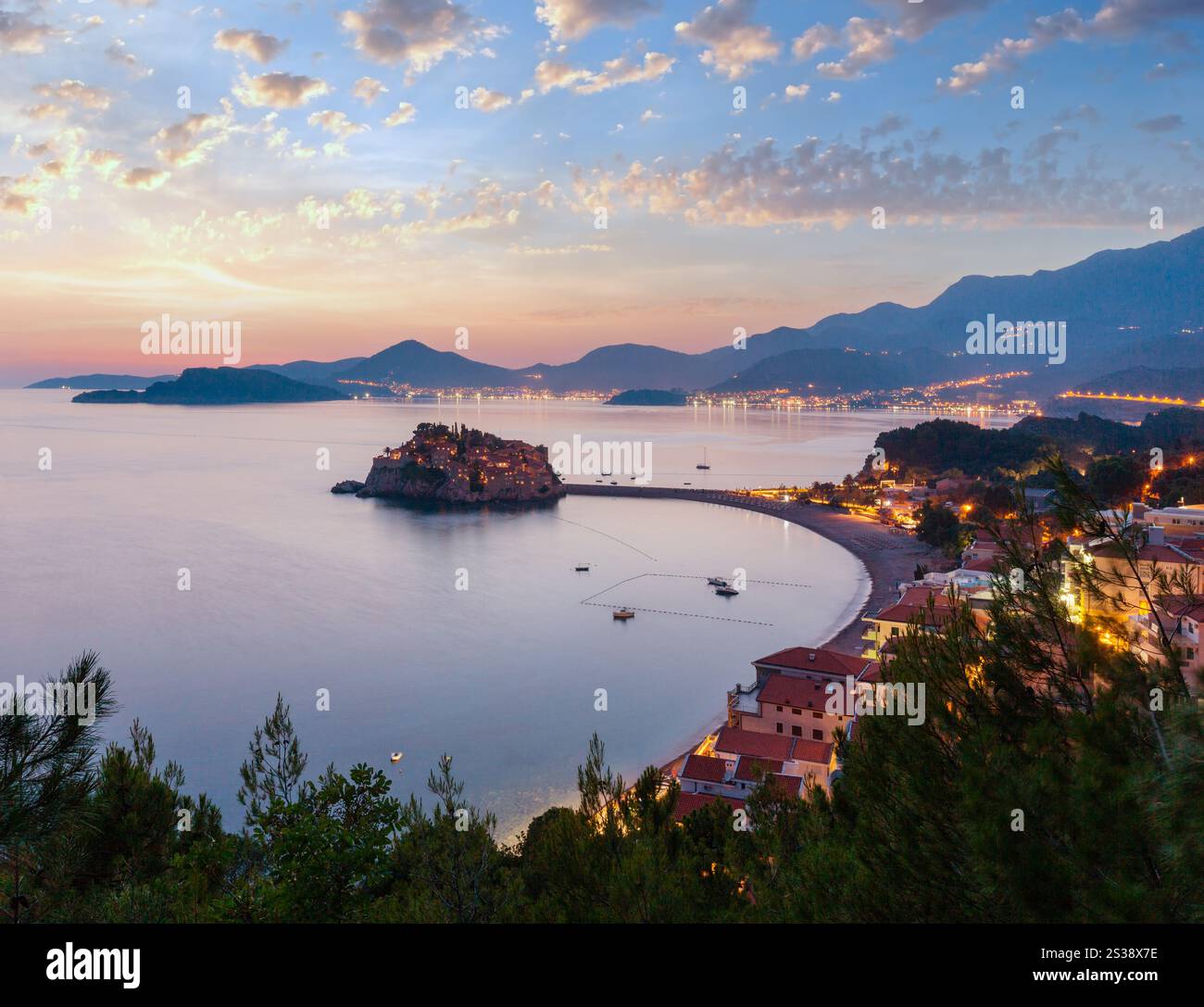 Notte di Sveti Stefan isolotto mare vista dall alto (Montenegro, 6 chilometri a sud est di Budva) Foto Stock