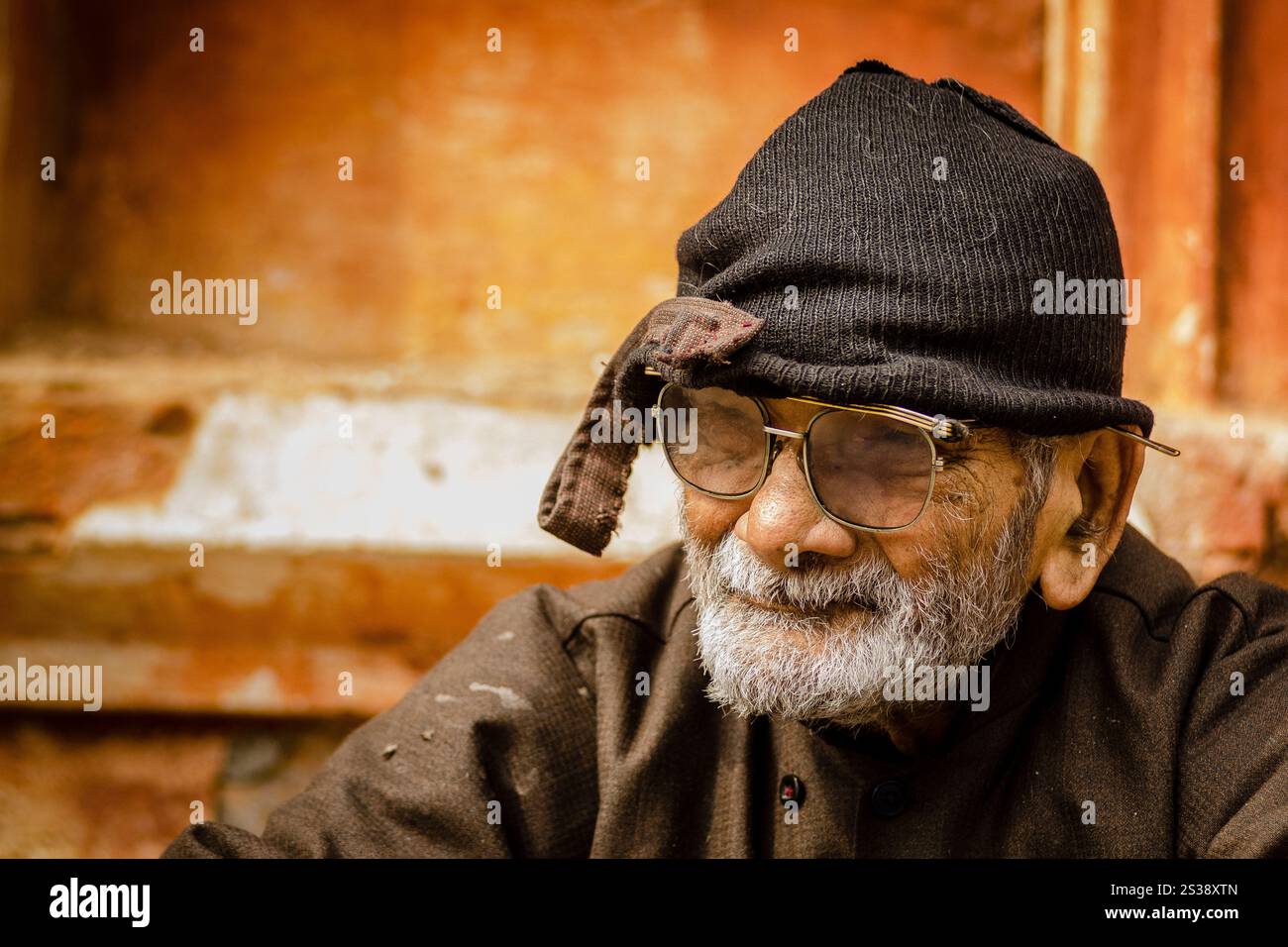 Ritratto di un uomo anziano con baffi in abito tradizionale al crepuscolo in un ambiente rurale Foto Stock