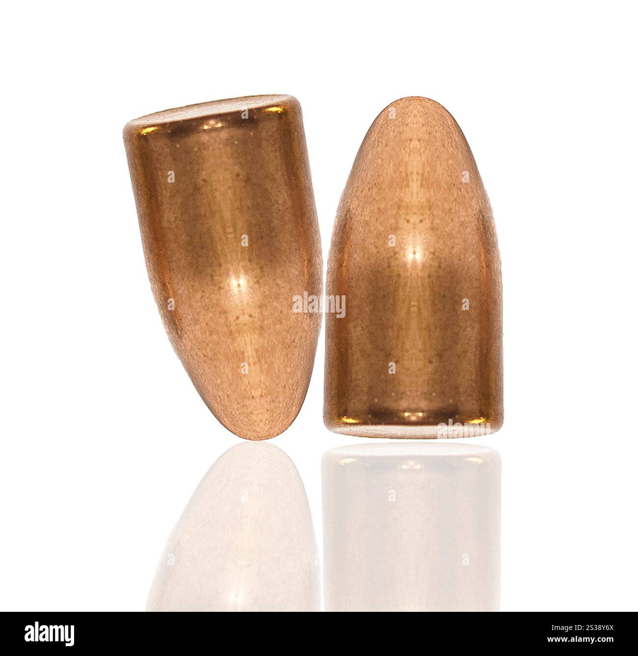 Proiettili da 9 mm isolati su sfondo bianco. Puntali da 9 mm isolati Foto Stock