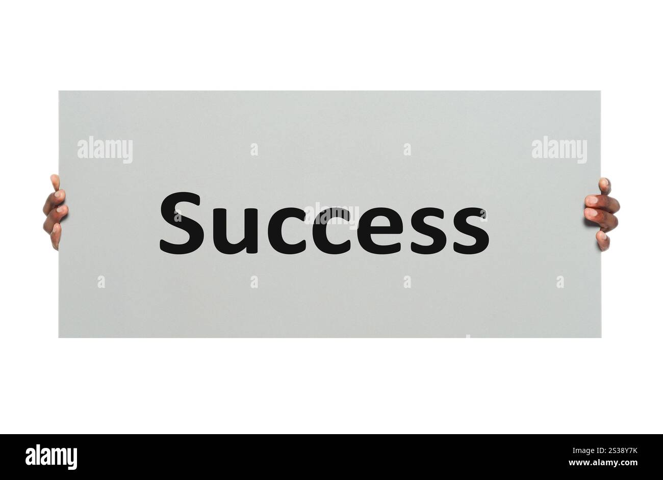 Mani con un segno di successo con lettere in grassetto come simbolo di successo e vittoria. Due mani con un cartello grigio con la parola "successo" scritta Foto Stock