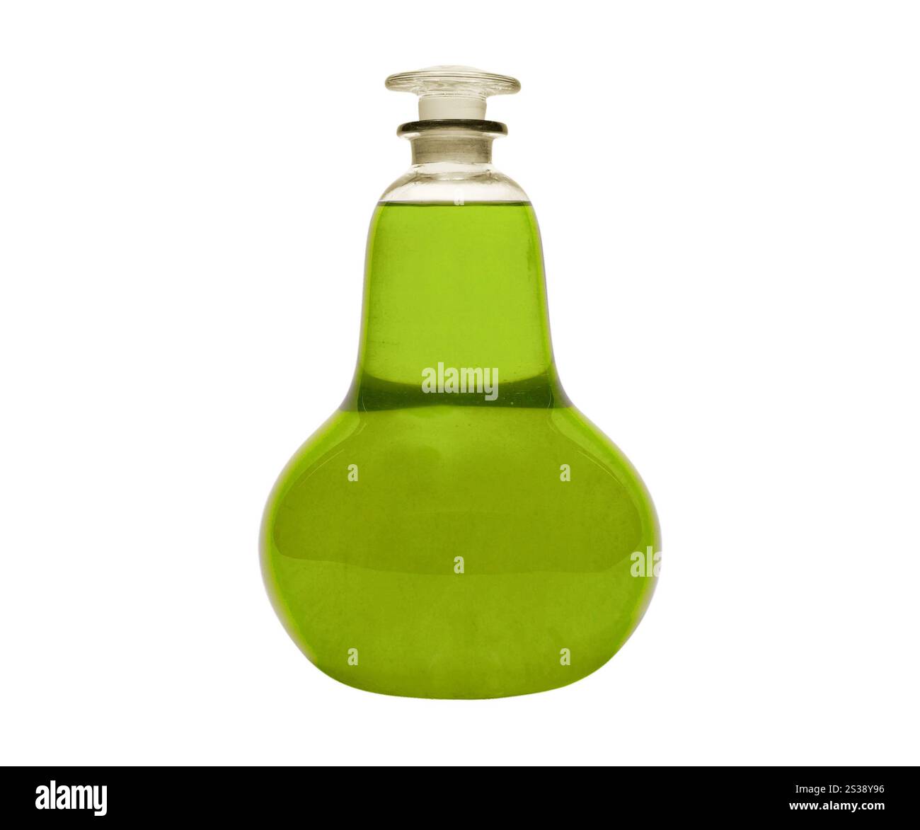 Antico flacone in vetro verde con tappo, adatto per pozioni o decorazioni, isolato su sfondo bianco. Flacone in pozione vintage in vetro verde isolato Foto Stock