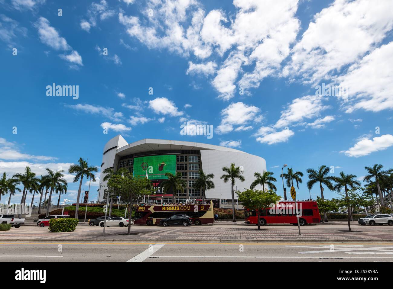 Miami, Florida, Stati Uniti - 30 marzo 2024: Una vista grandangolare degli autobus turistici a due piani con i turisti di fronte all'American Airlines Arena di Miami, Florida, Stati Uniti Foto Stock