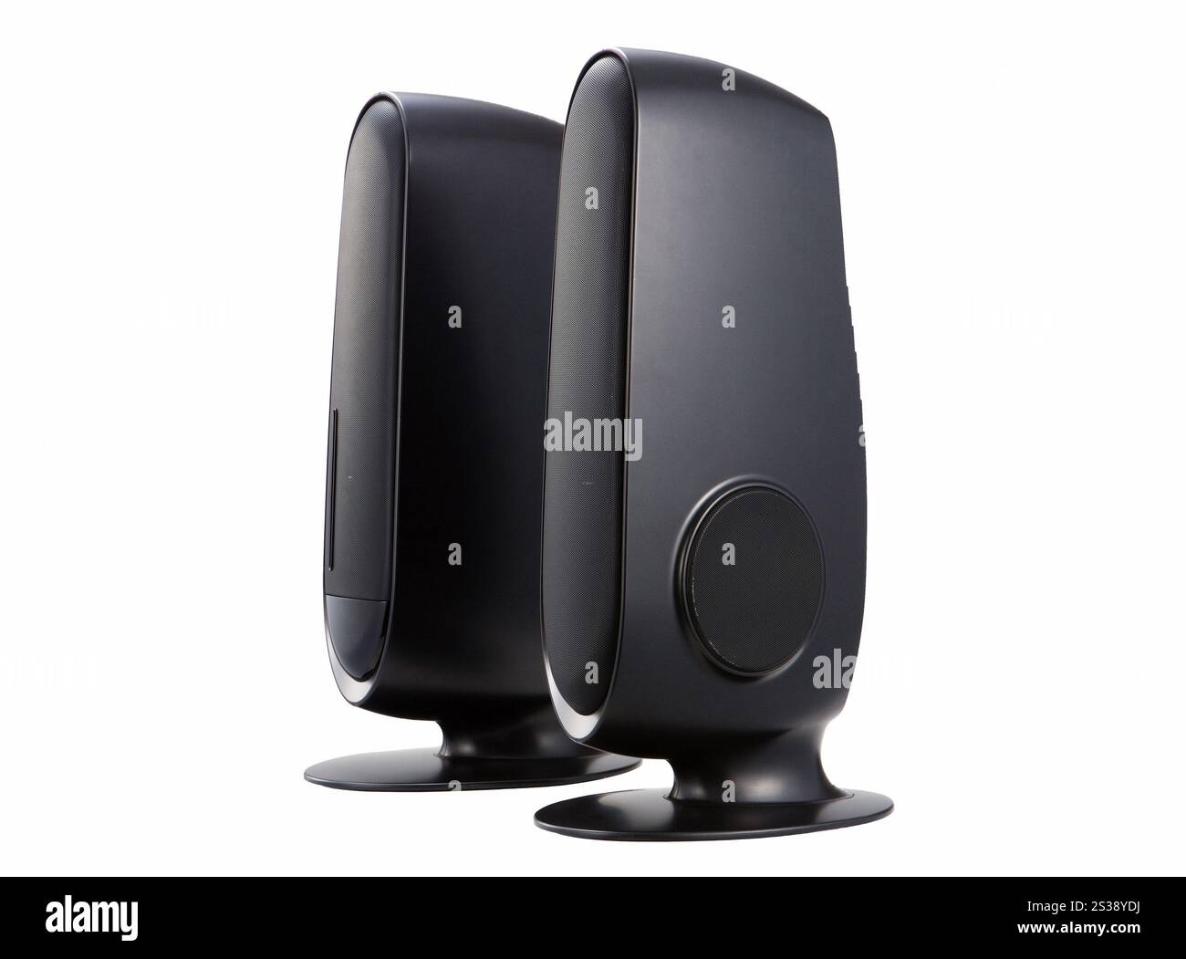 Design elegante degli altoparlanti wireless con finitura nera liscia isolata su sfondo bianco. Moderni altoparlanti wireless neri isolati sul bianco Foto Stock