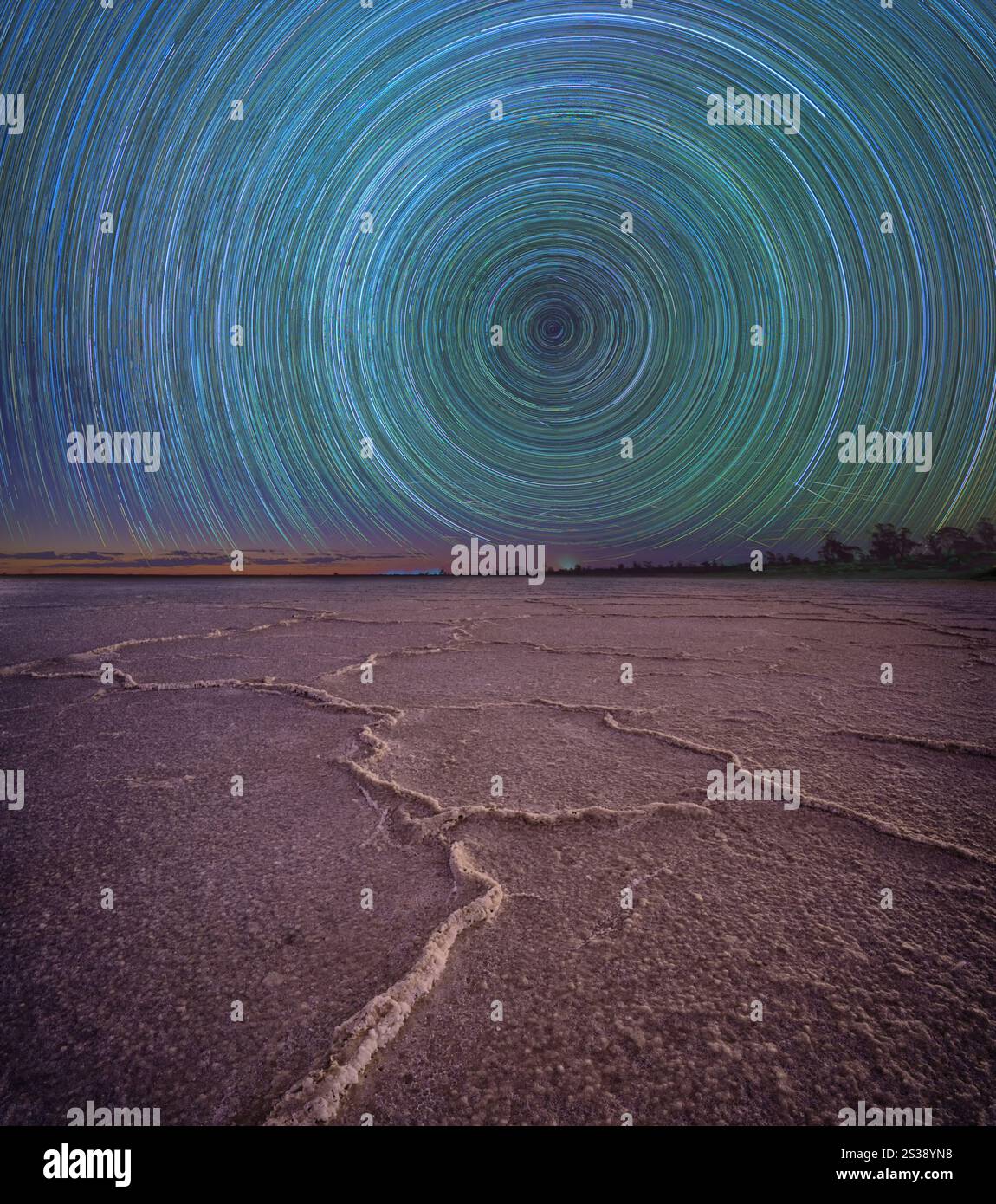 Star Trails intorno al palo celeste meridionale sopra un lago salato essiccato nella Wheatbelt dell'Australia Occidentale Foto Stock