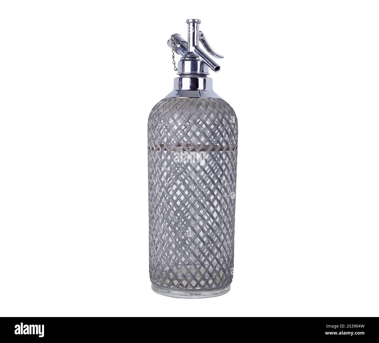 Elegante flacone per seltzer in vetro testurizzato con dispenser in metallo isolato su bianco. Sifone di soda in vetro vintage su sfondo bianco Foto Stock