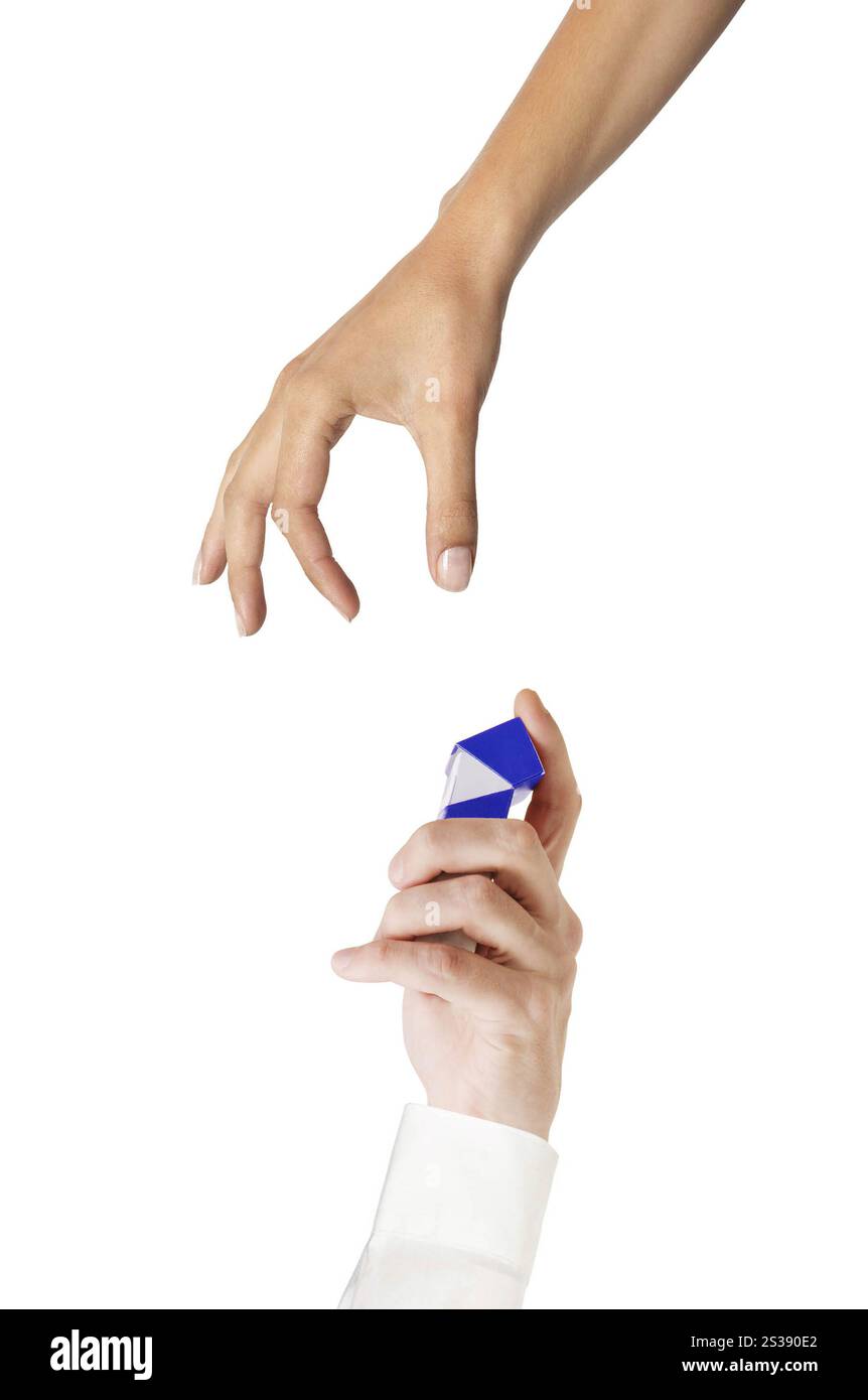 Mano richiede una sigaretta fuori del pacco Foto Stock