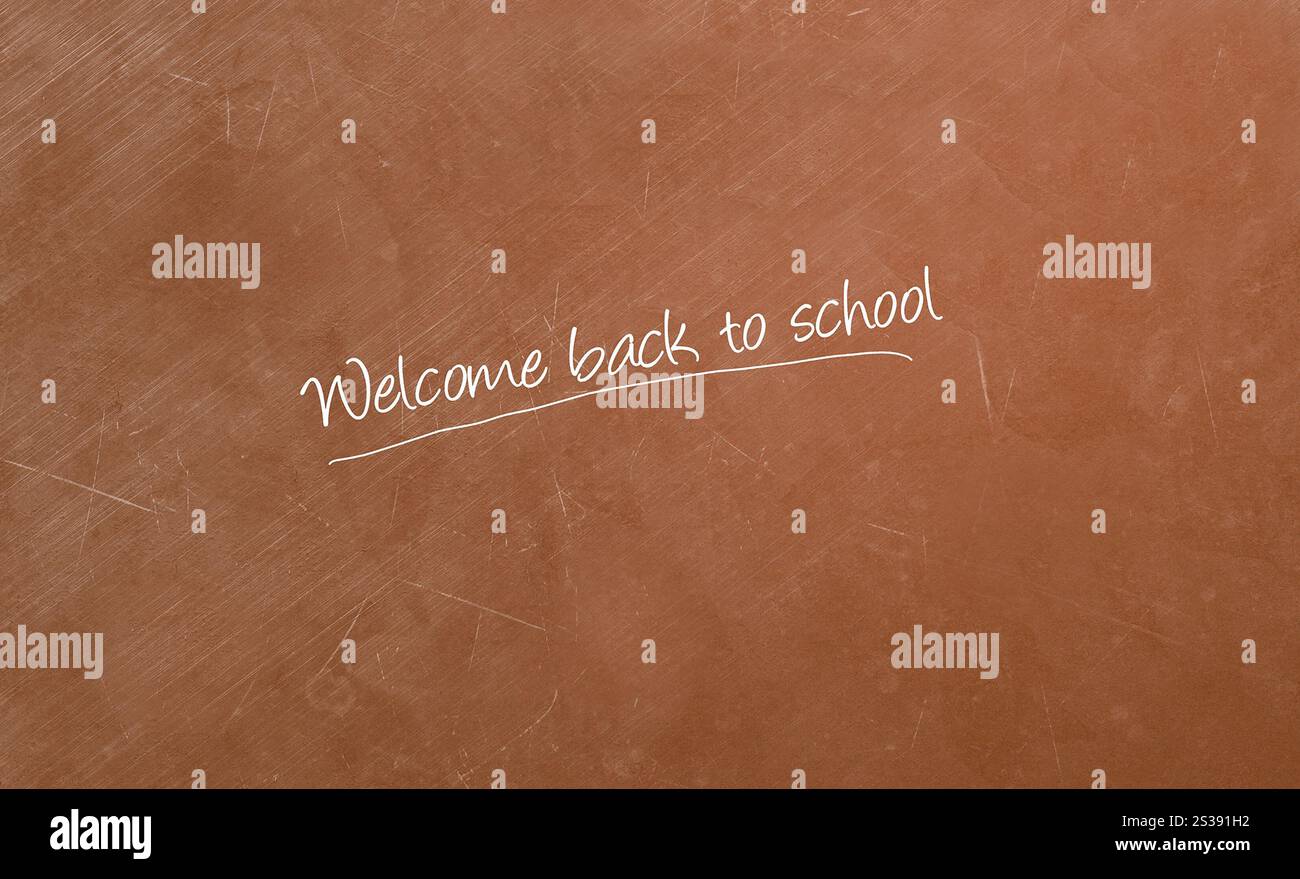 Bentornato a scuola scritto su lavagna isolata su sfondo bianco. Bentornato a scuola scritto sulla lavagna Foto Stock