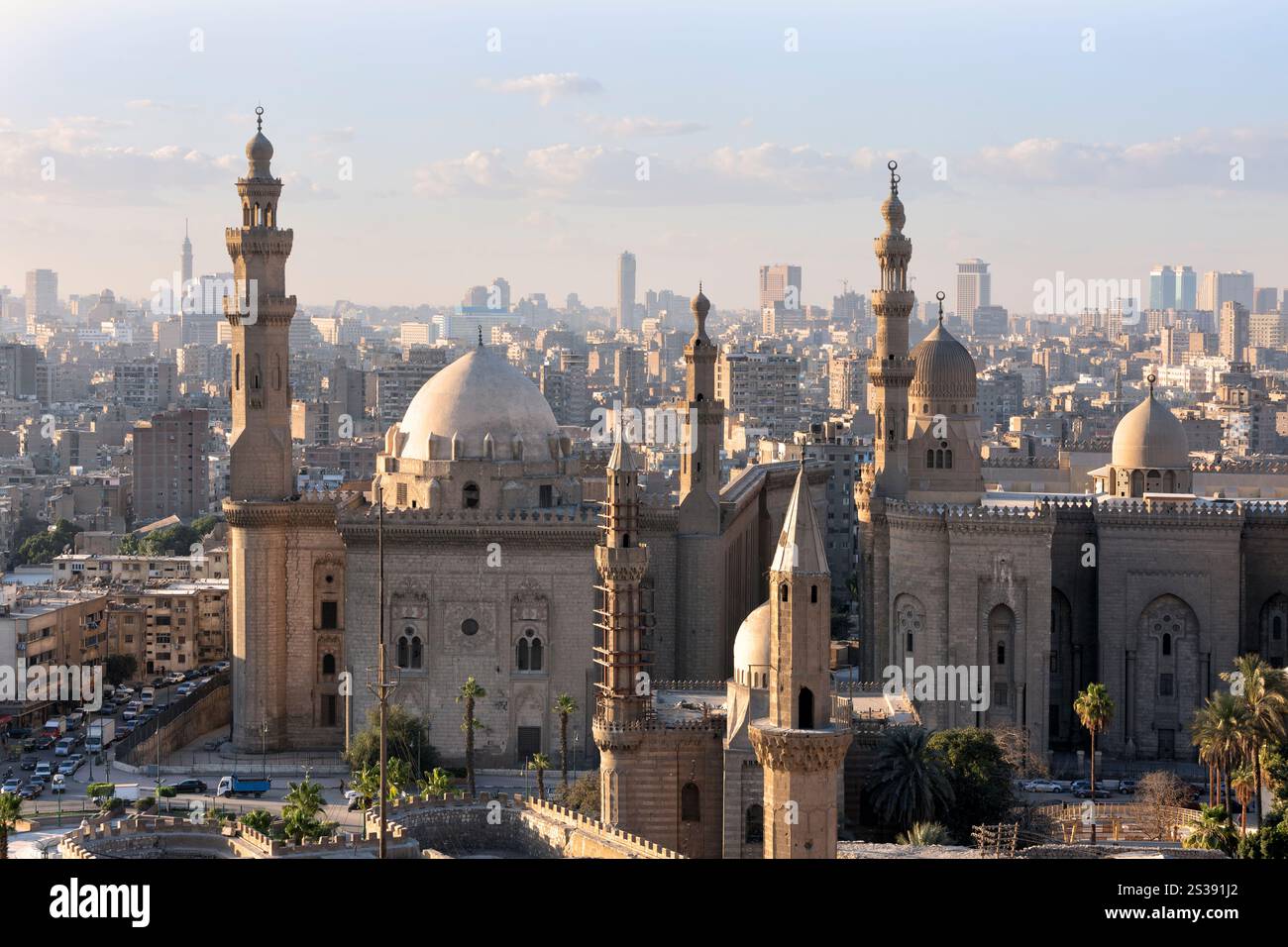 Vista aerea del Cairo, dello skyline dell'Egitto in una giornata nebbiosa, di fronte alla Moschea Madrasa Sultan Hassan e alla moschea al Rifai Foto Stock