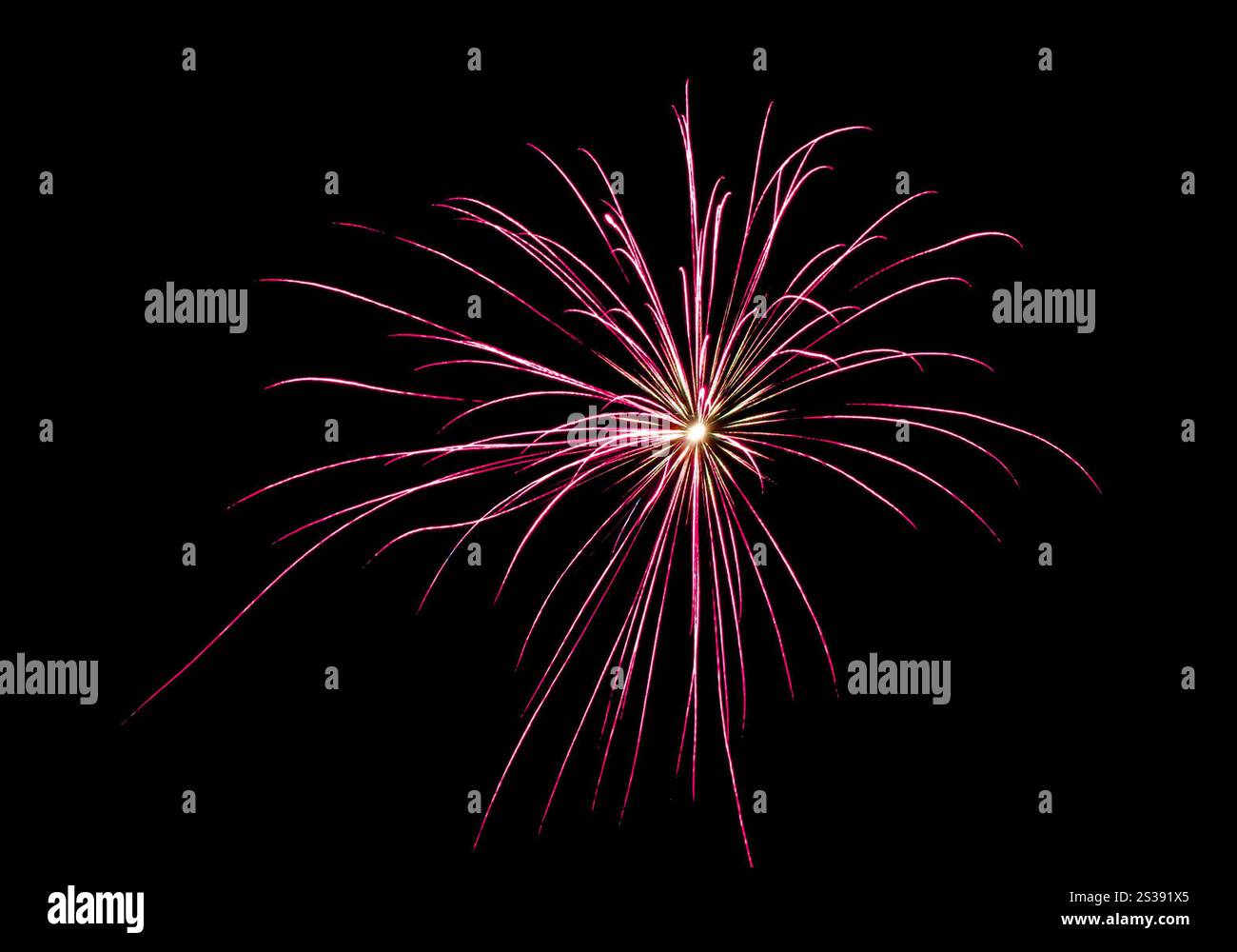 esplosione di fuochi d'artificio rossi nel cielo notturno. esplosione di fuochi d'artificio rossi Foto Stock