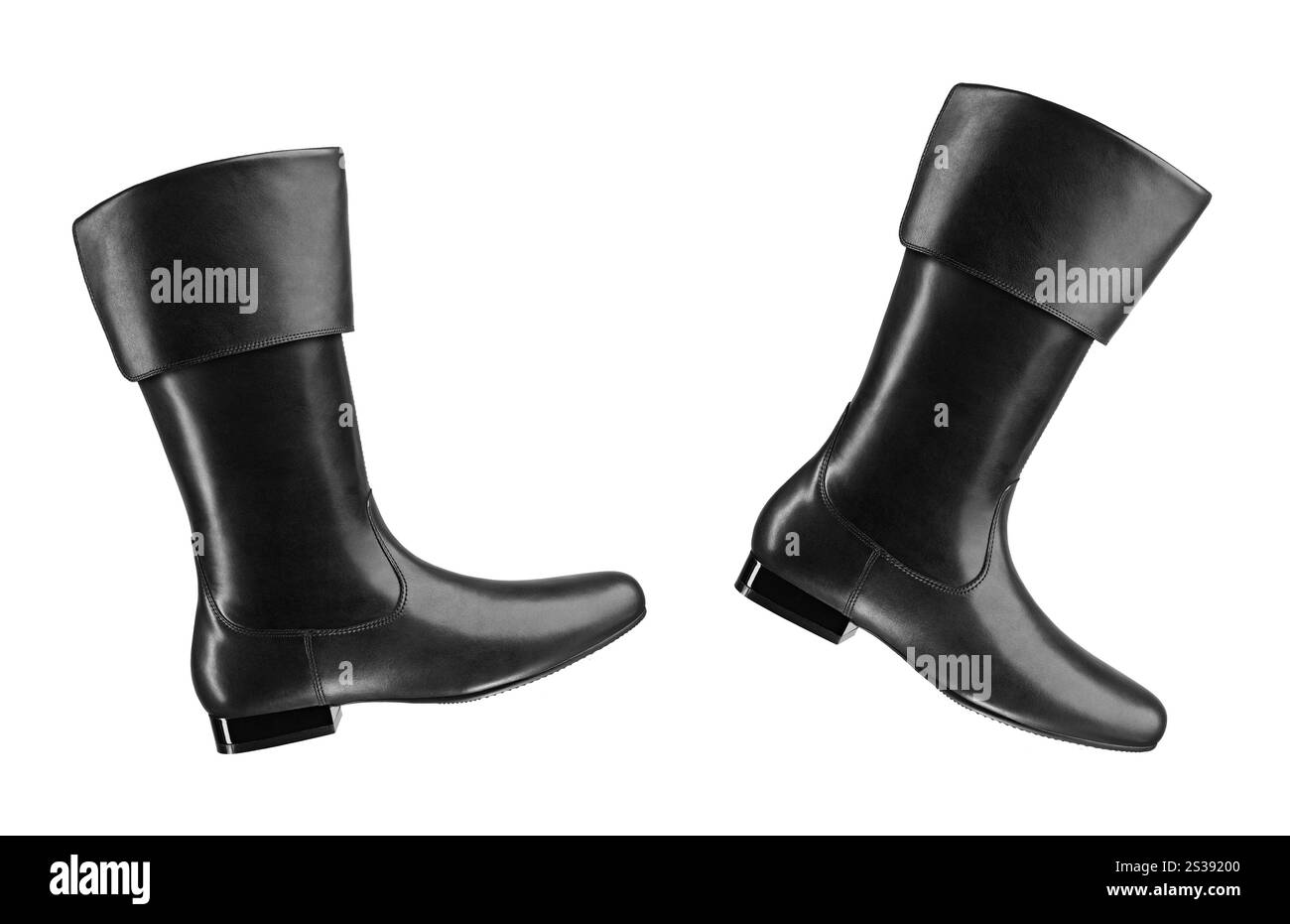 Stivali in gomma nera isolati su bianco. Protezioni in gomma nera isolate Foto Stock