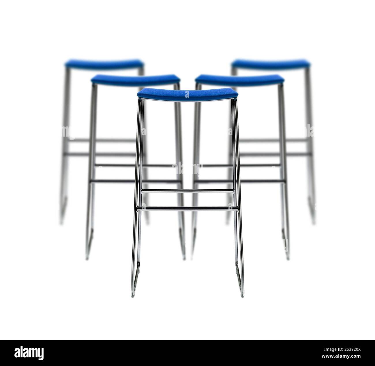 Elegante sedia blu da caffetteria isolata. Elegante sedia blu da caffetteria Foto Stock
