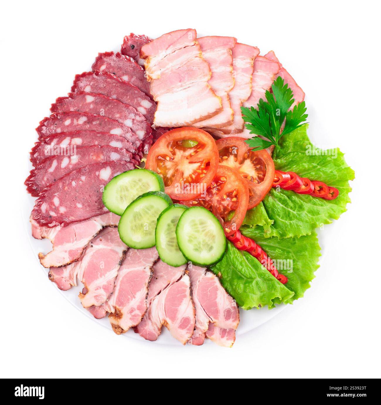 varie salsicce con verdure isolate su fondo bianco. varie salsicce con verdure Foto Stock