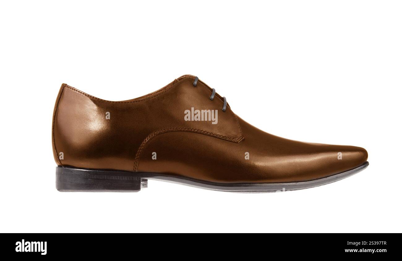 scarpa singola in pelle marrone formale isolata su sfondo bianco. scarpa formale in pelle marrone singola Foto Stock
