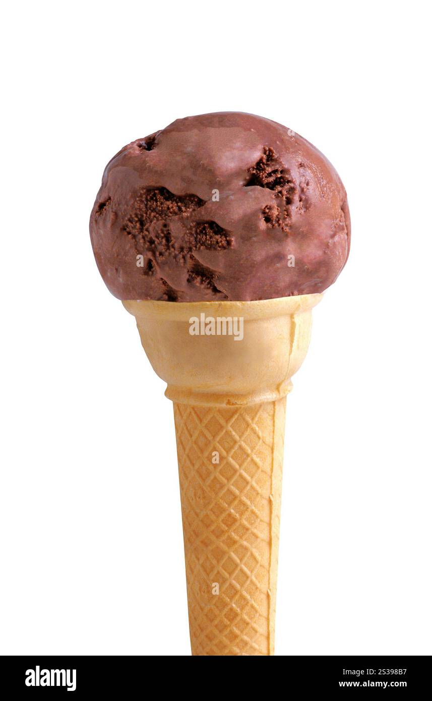 Cono gelato al cioccolato isolato su bianco. Cono gelato al cioccolato Foto Stock