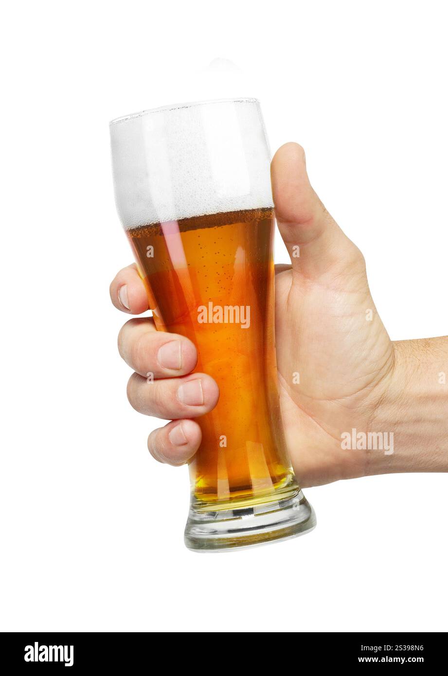 tenere a mano la tazza di vetro della birra isolata su sfondo bianco. tenere a mano la tazza di vetro della birra Foto Stock