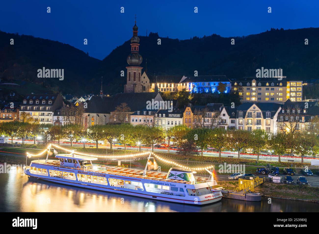 Cochem, Germania, 16.11.2024, lungomare della Mosella e centro storico di Cochem al crepuscolo Foto Stock