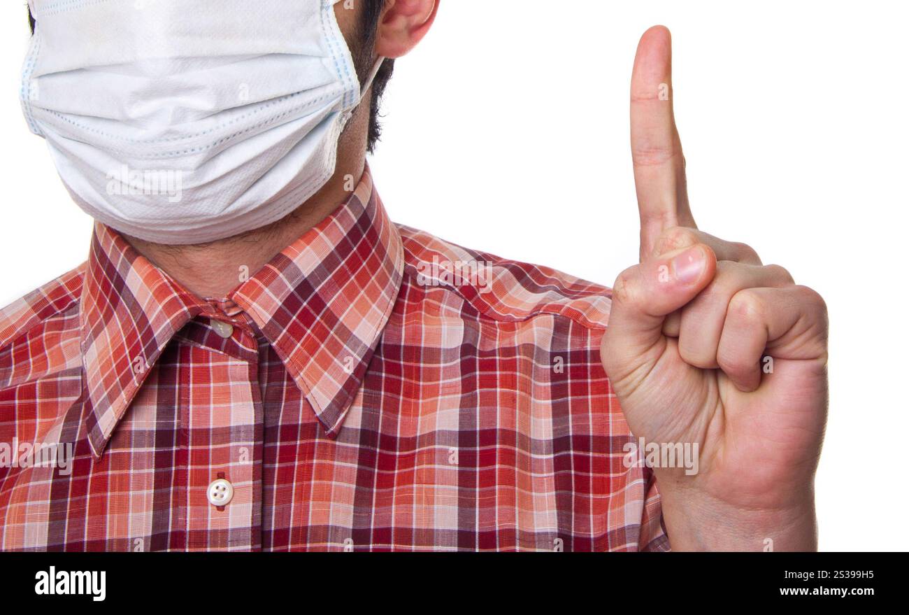 uomo con maschera sul viso isolata su sfondo bianco. uomo con maschera sul viso Foto Stock