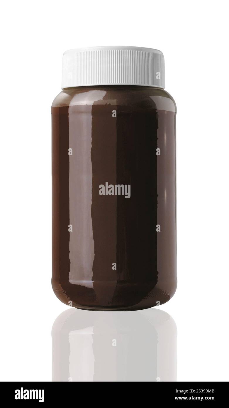 pasta di cioccolato in vaso isolata su fondo bianco. pasta di cioccolato in un recipiente Foto Stock