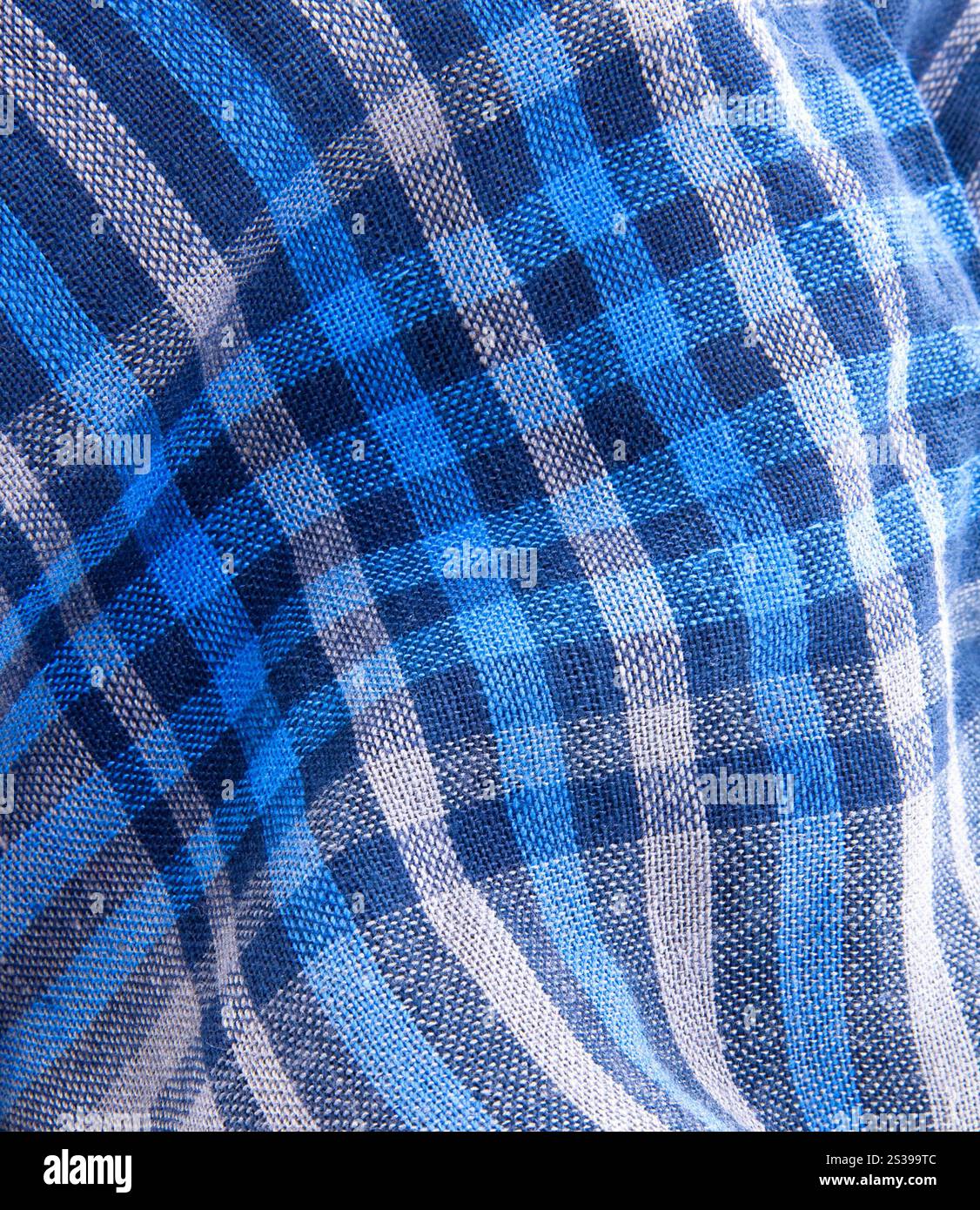 Primo piano in tessuto blu. Tessuto blu a scacchi Foto Stock