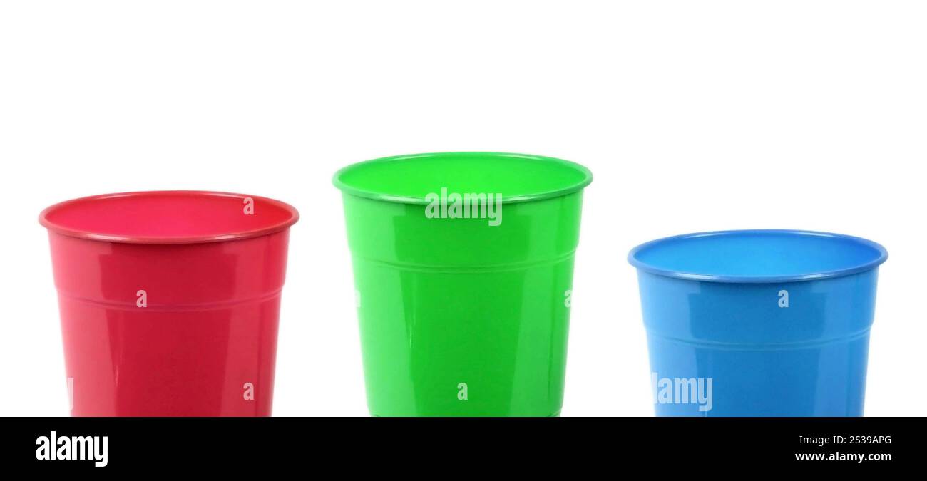 Set di bicchieri in plastica isolati su sfondo bianco. Set di bicchieri di plastica Foto Stock