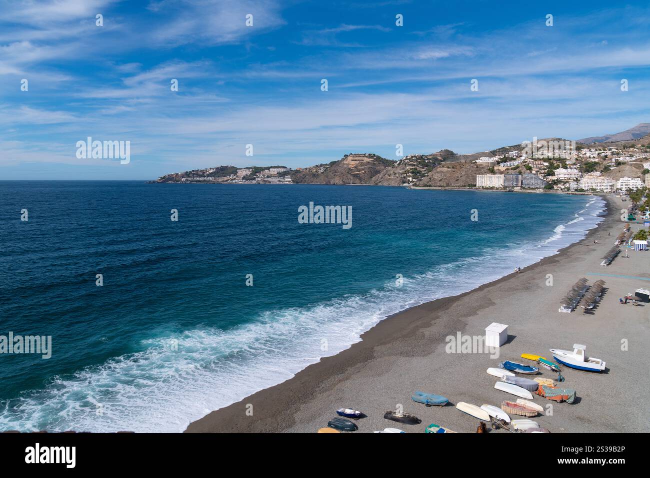 Almunecar Spagna mirador vista della spiaggia di San Cristobal e della città di vacanze in barca Costa del Sol Foto Stock