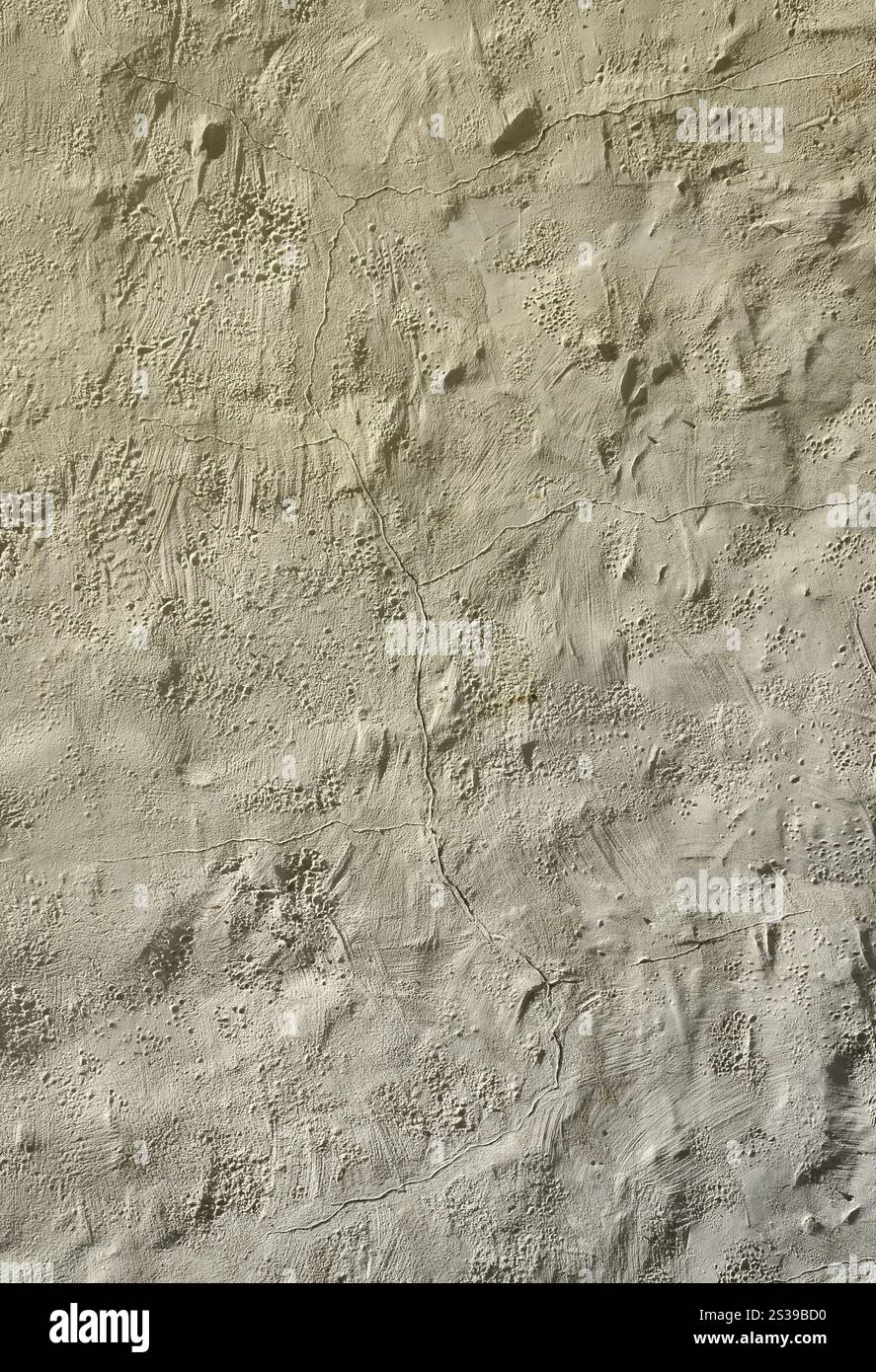 Immagine ravvicinata di grunge marrone parete di argilla su una vecchia casa. La miscela di qualche altro oggetto come legno e pietra Foto Stock