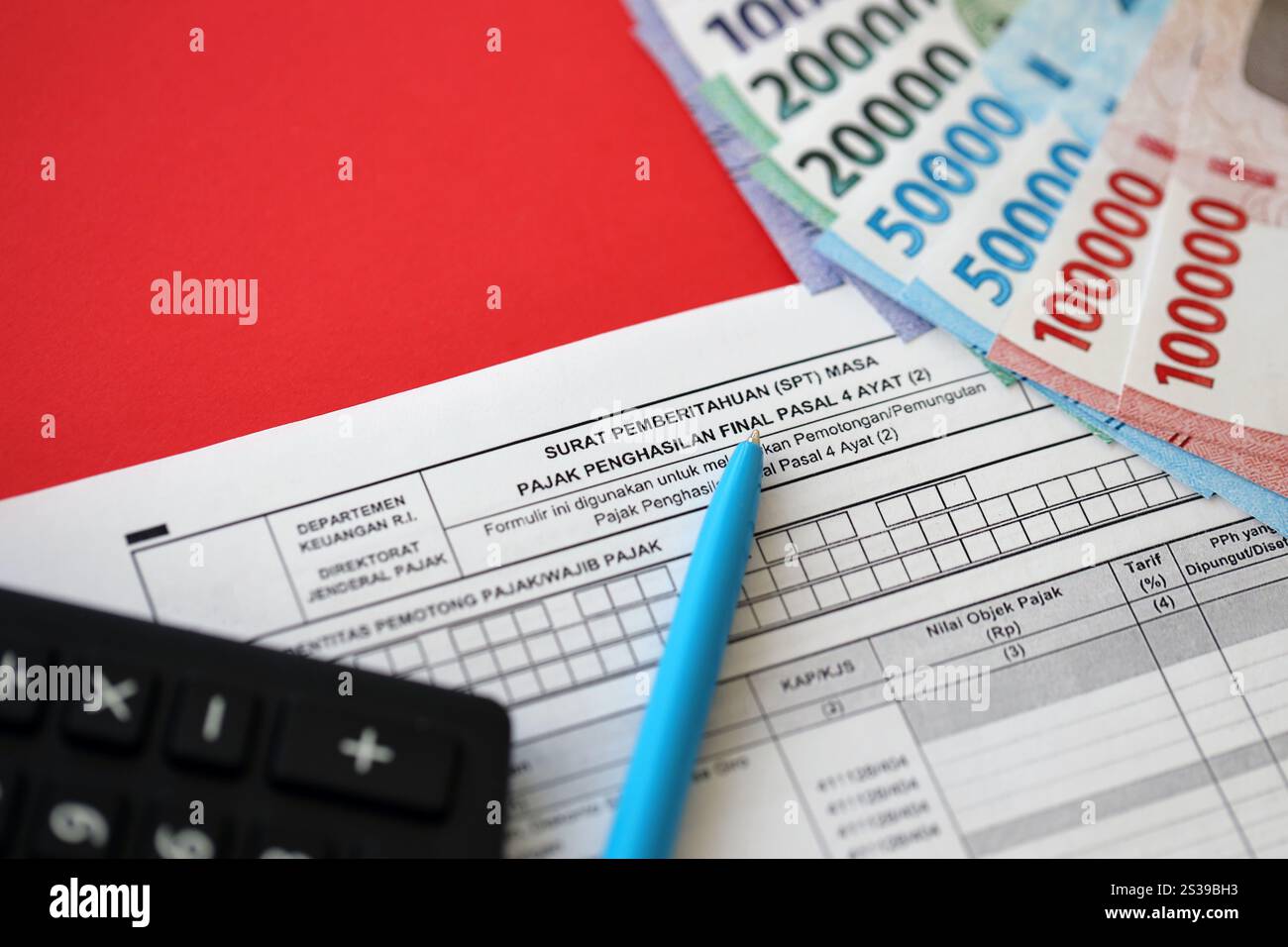 Lettera di notifica del modulo fiscale indonesiano TSS per il periodo di imposta finale sul reddito articolo 4, paragrafo 2, relativo alla contabilità. Notifica del modulo fiscale indonesiano Foto Stock