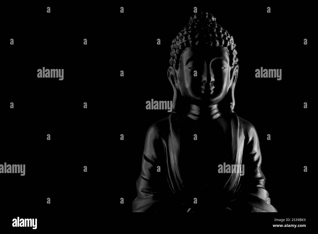 Buddha Purnima e Vesak Day Concept, statua del Buddha grigio con luce bassa su profondo sfondo nero. Meditazione. Buddha Purnima e. Foto Stock