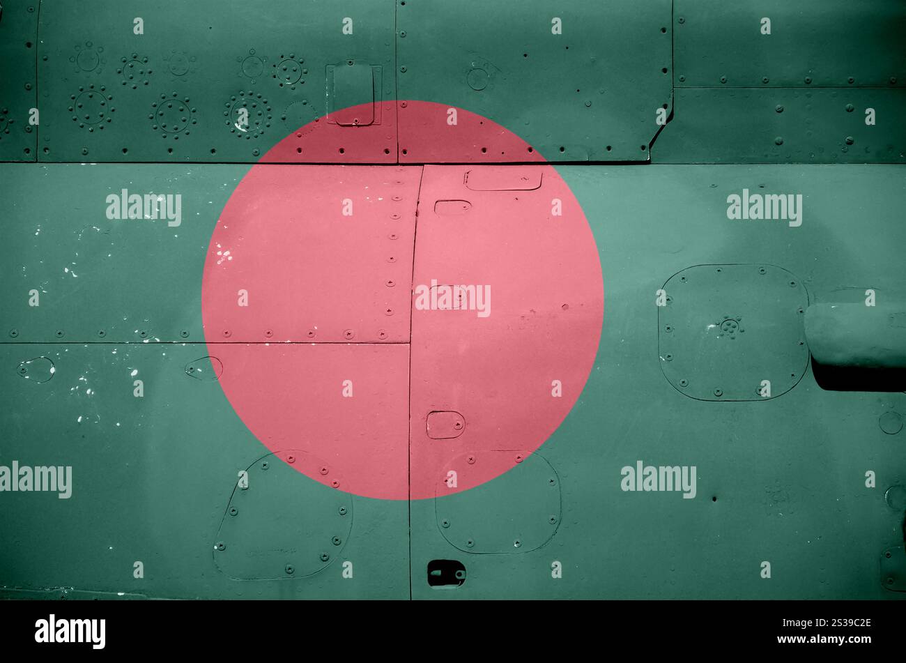 Bandiera del Bangladesh raffigurata sulla parte laterale dell'elicottero corazzato militare da vicino. Le forze dell'esercito aeronautico contesto concettuale. Raffigurata la bandiera del Bangladesh Foto Stock