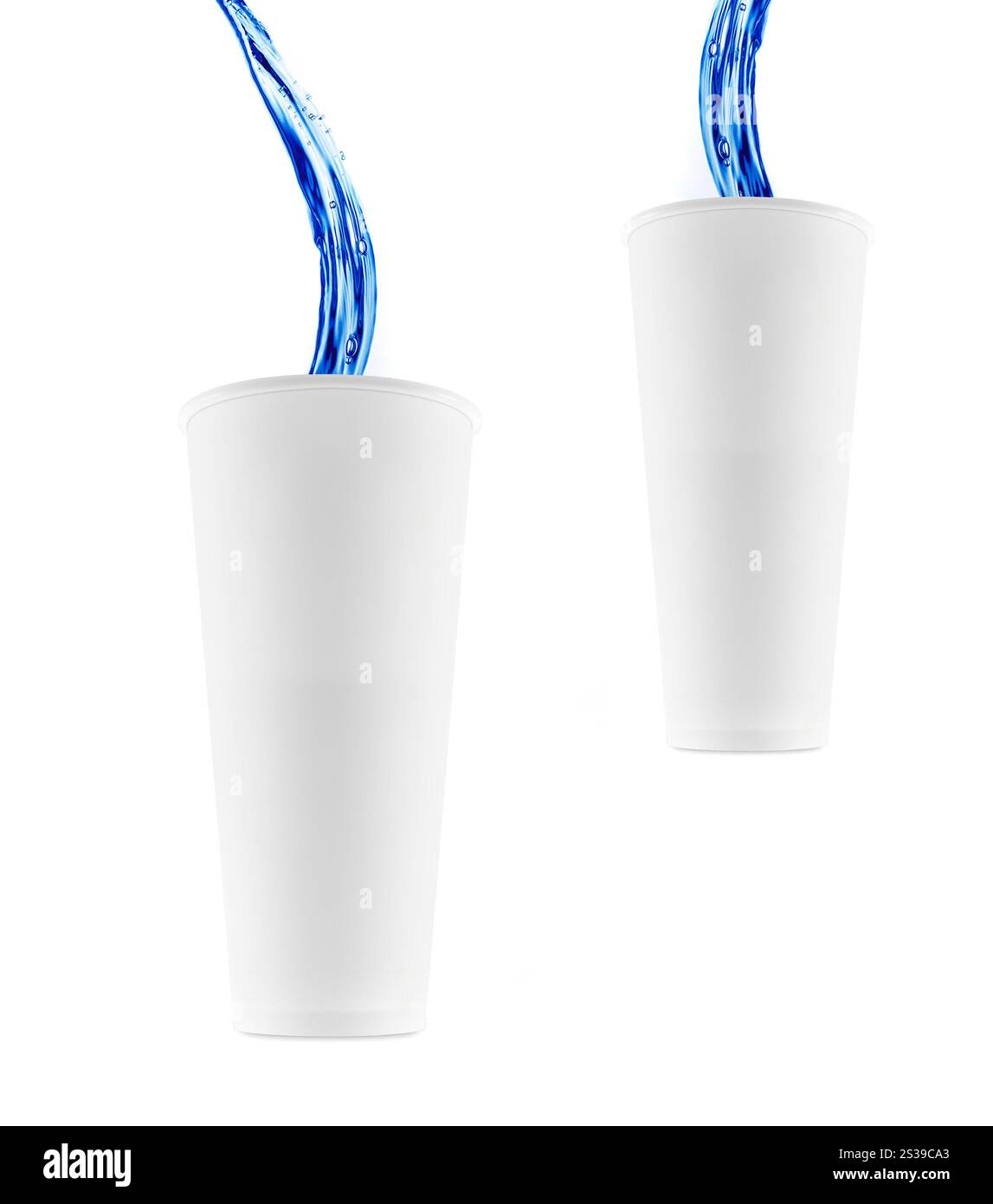 acqua versata in vaschette di plastica isolate su sfondo bianco. acqua versata in vasetti di plastica Foto Stock