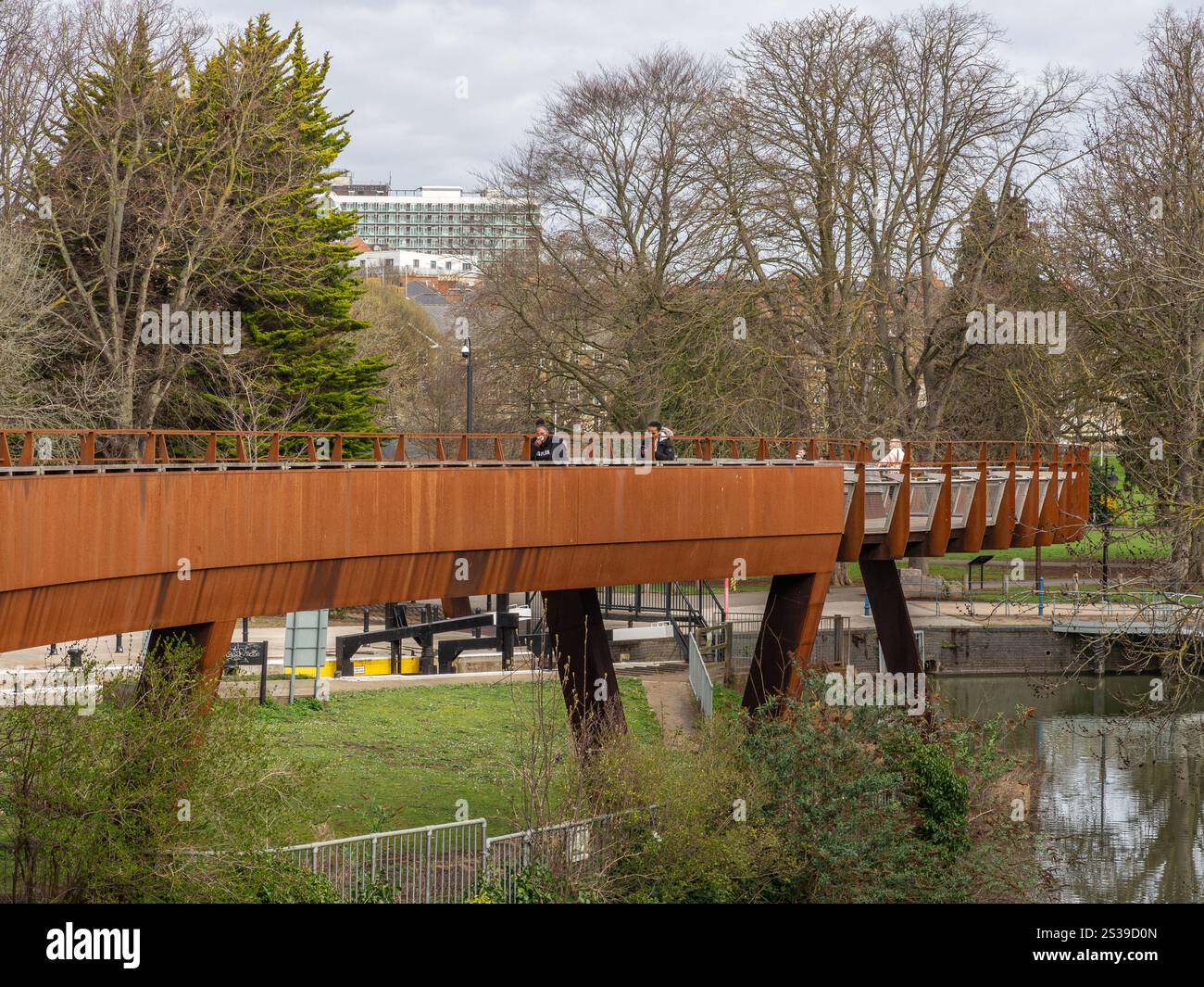 Passerella pedonale che attraversa il fiume Nene e conduce all'Università di Northampton, Waterside Campus, Northampton, Regno Unito Foto Stock
