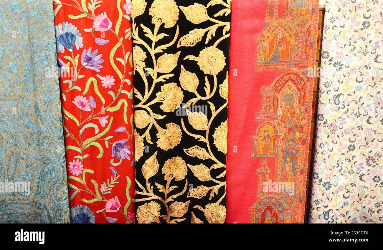 Sciarpe in pashmina colorate, primo piano. Dubai Bazaar, Emirati Arabi Uniti Foto Stock