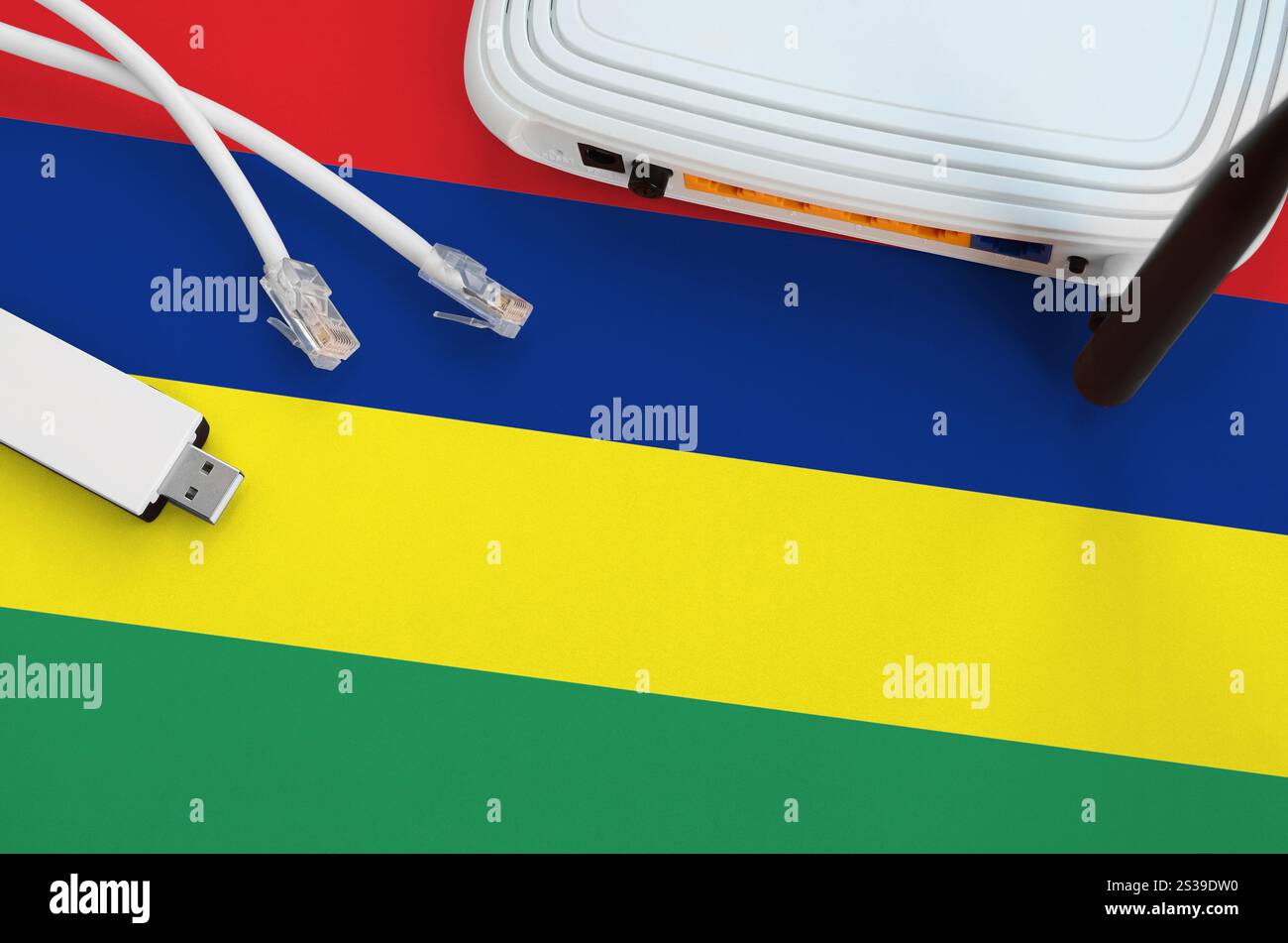Bandiera Mauritius raffigurata sul tavolo con cavo Internet rj45, adattatore wireless usb wi-fi e router. Concetto di connessione a Internet. Bandiera delle Mauritius Foto Stock