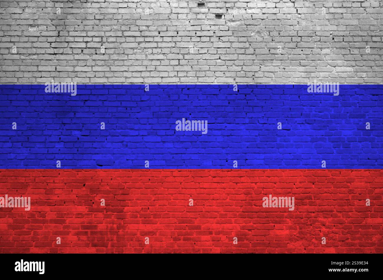 Bandiera della Russia raffigurata in colori pittoreschi su un vecchio muro di mattoni da vicino. Striscione testurizzato su sfondo muratura grande in mattoni. Bandiera della Russia raffigurata in vernice Foto Stock