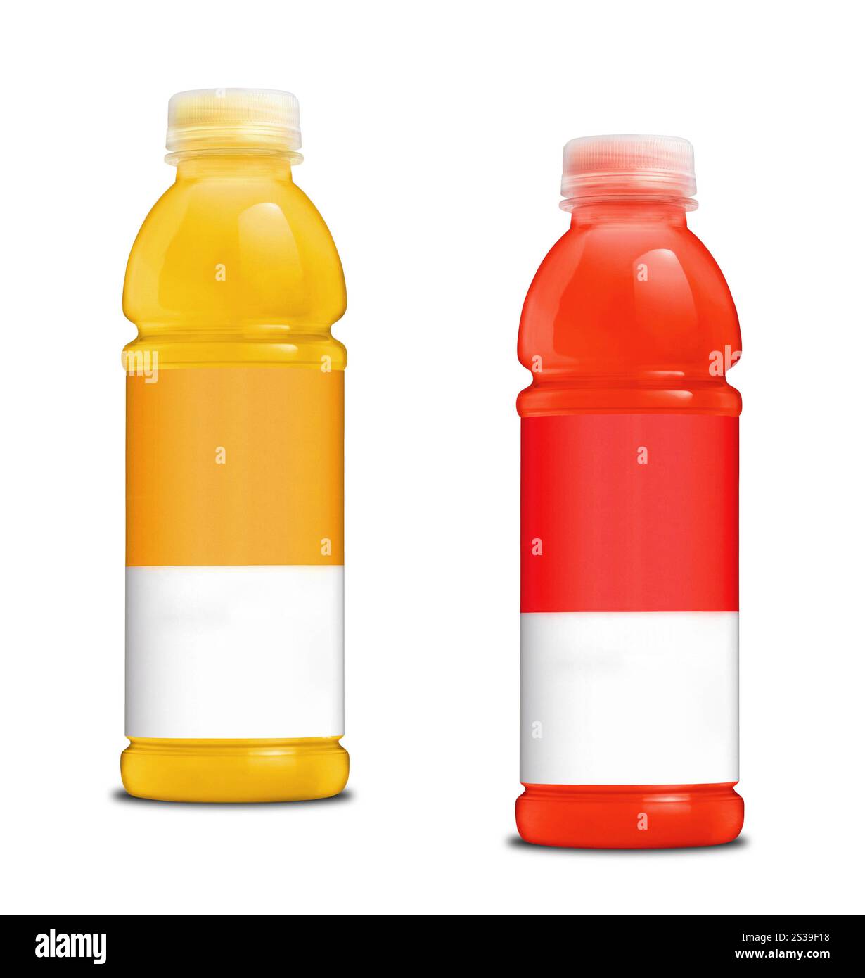 Bottiglie di succo di arancia e fragola su sfondo bianco. Bottiglia di succo di carota su sfondo bianco Foto Stock