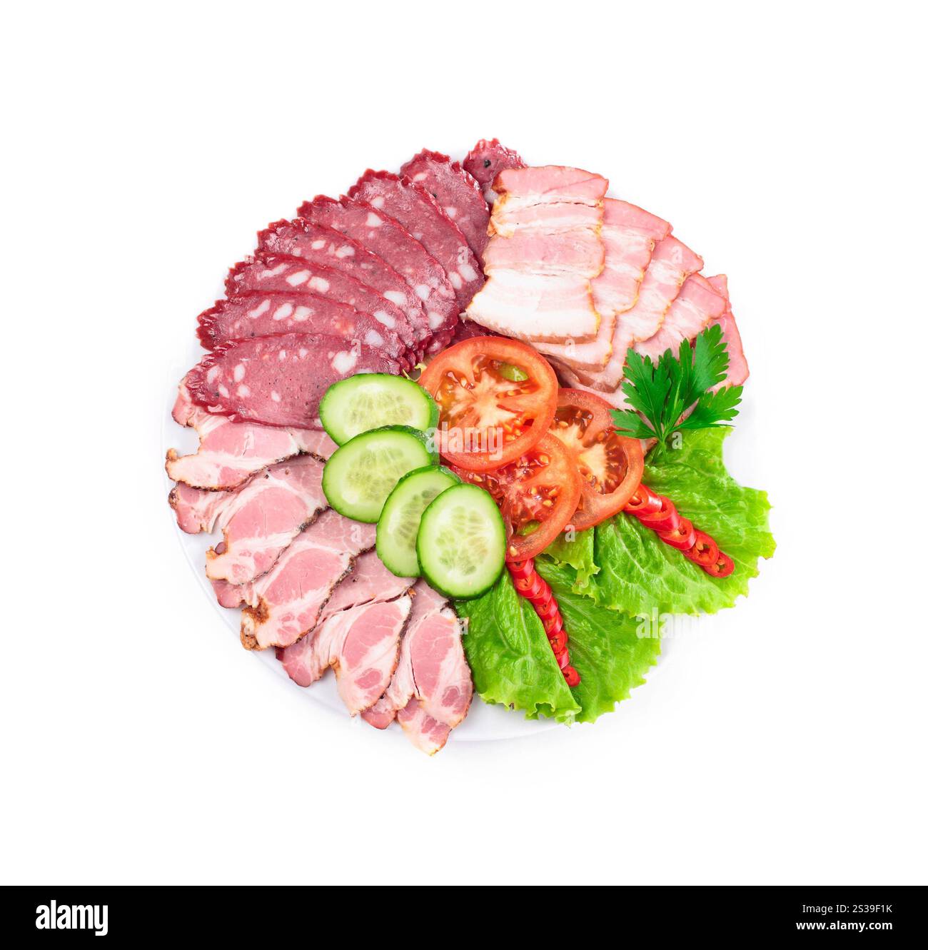 varie salsicce con verdure isolate su fondo bianco. varie salsicce con verdure Foto Stock