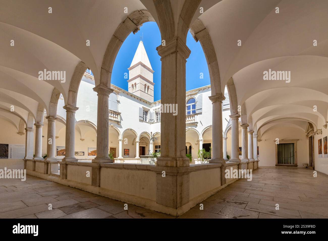 Il chiostro della chiesa di San Francesco nel centro storico di Pirano. Piran, Slovenia. Foto Stock