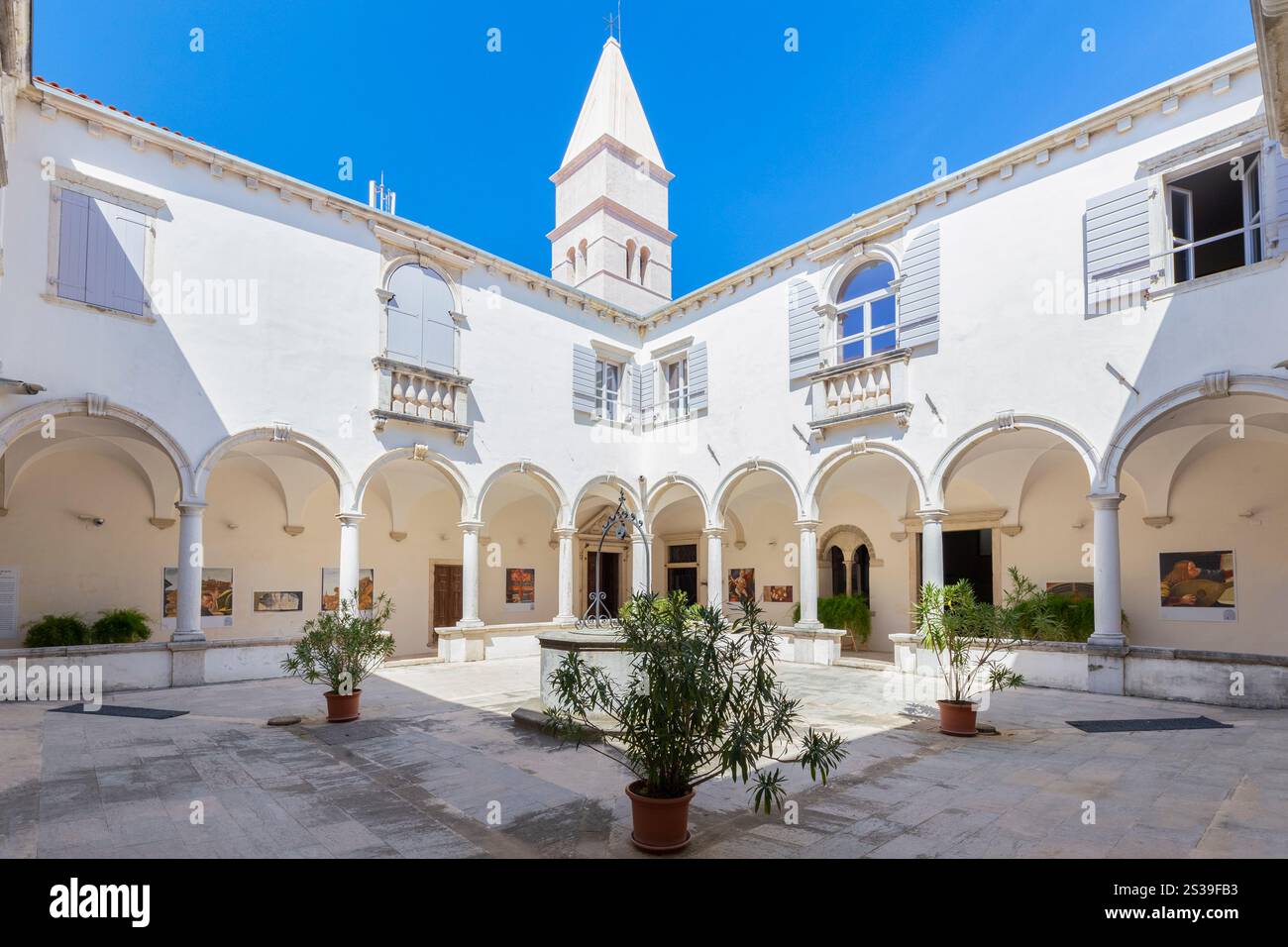 Il chiostro della chiesa di San Francesco nel centro storico di Pirano. Piran, Slovenia. Foto Stock