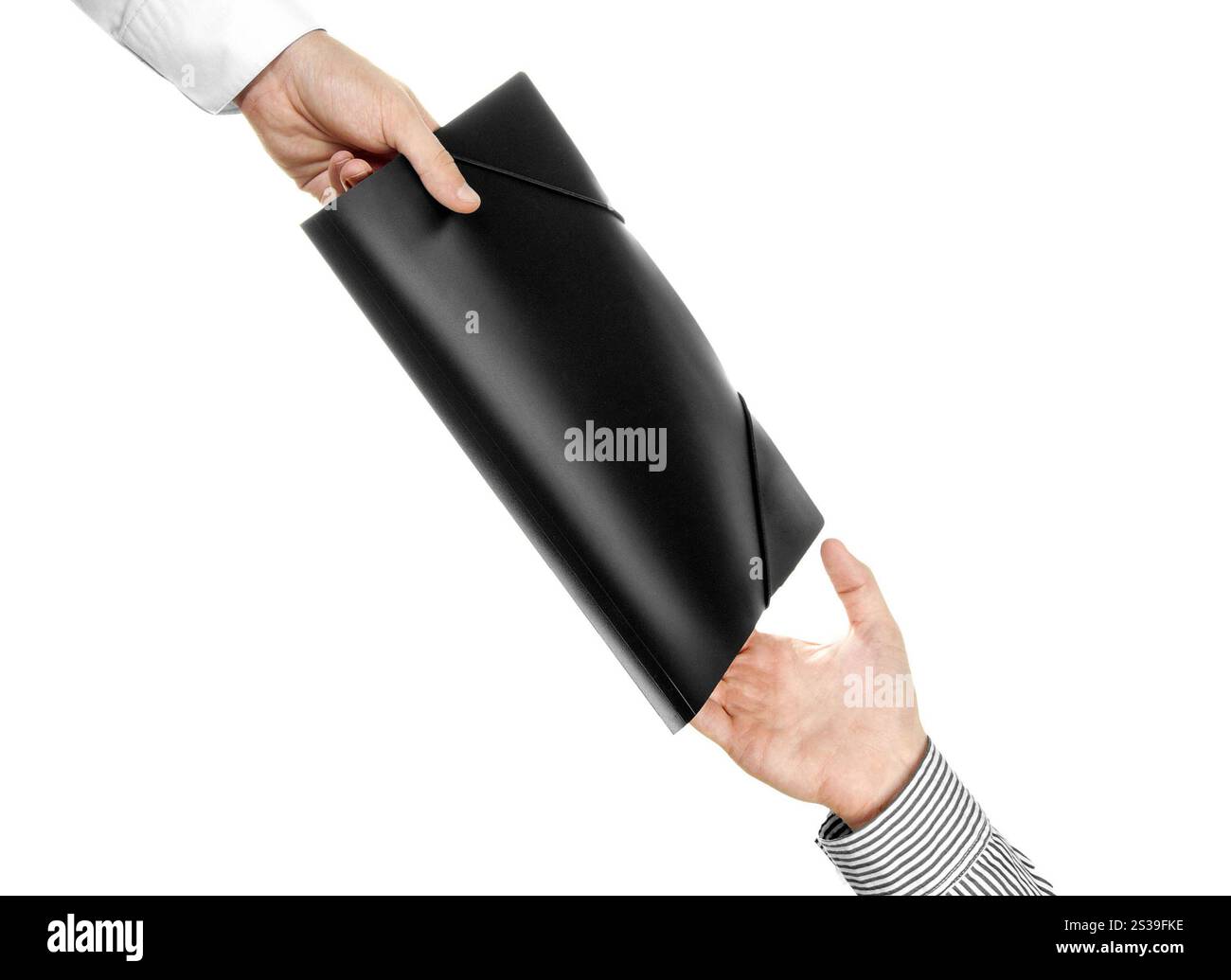 Mano che tiene una piegatrice isolata su sfondo bianco. Mano che regge una cartella Foto Stock