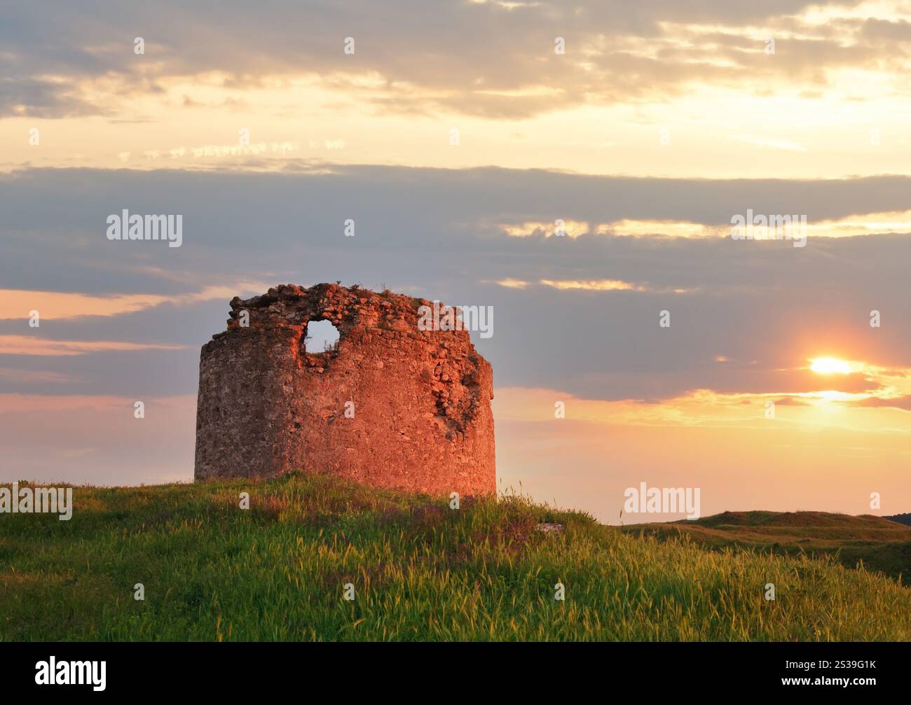 Estate vista tramonto dell antica fortezza della Crimea (vicino a Sevastopol Città, Crimea, Ucraina) Foto Stock